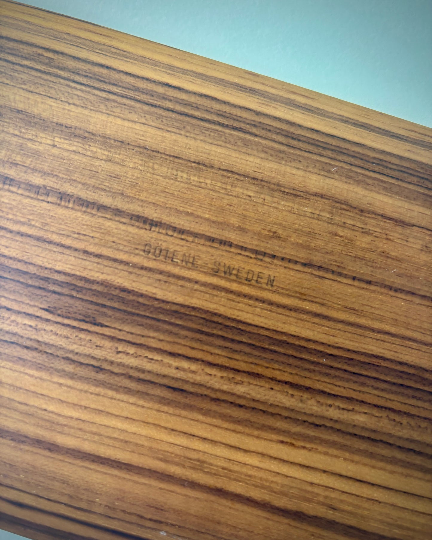 Bandeja de teca con dos cuencos de cristal rojo ahumado – Karl Holmberg Götene, Suecia