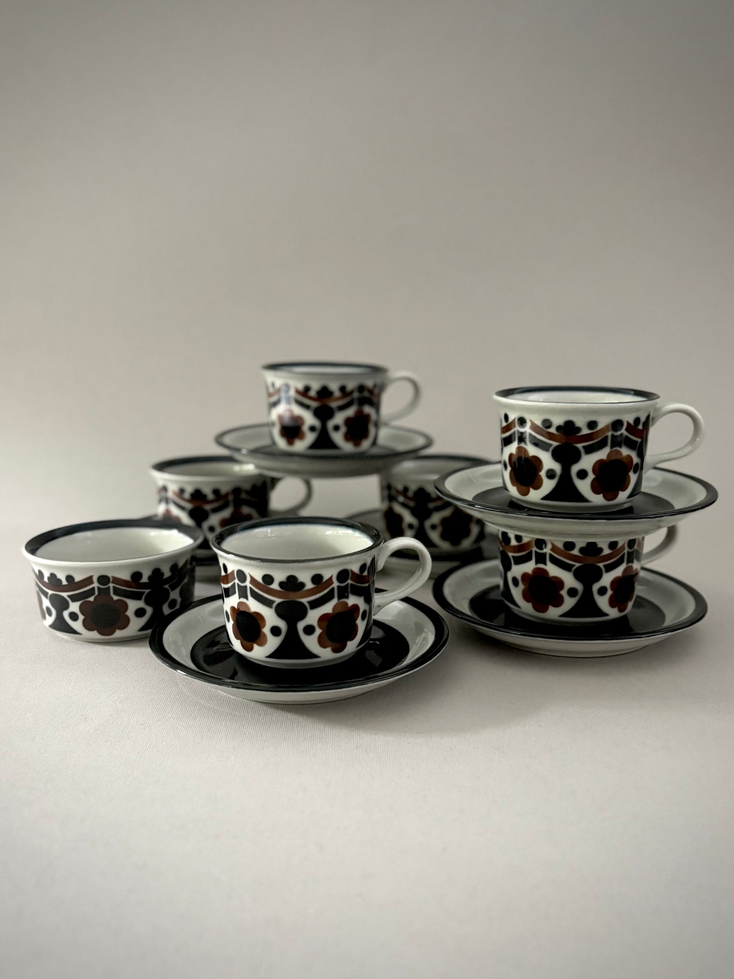 Service à café Riikka Brown – Arabia Finlande (6 tasses avec soucoupes + sucrier)