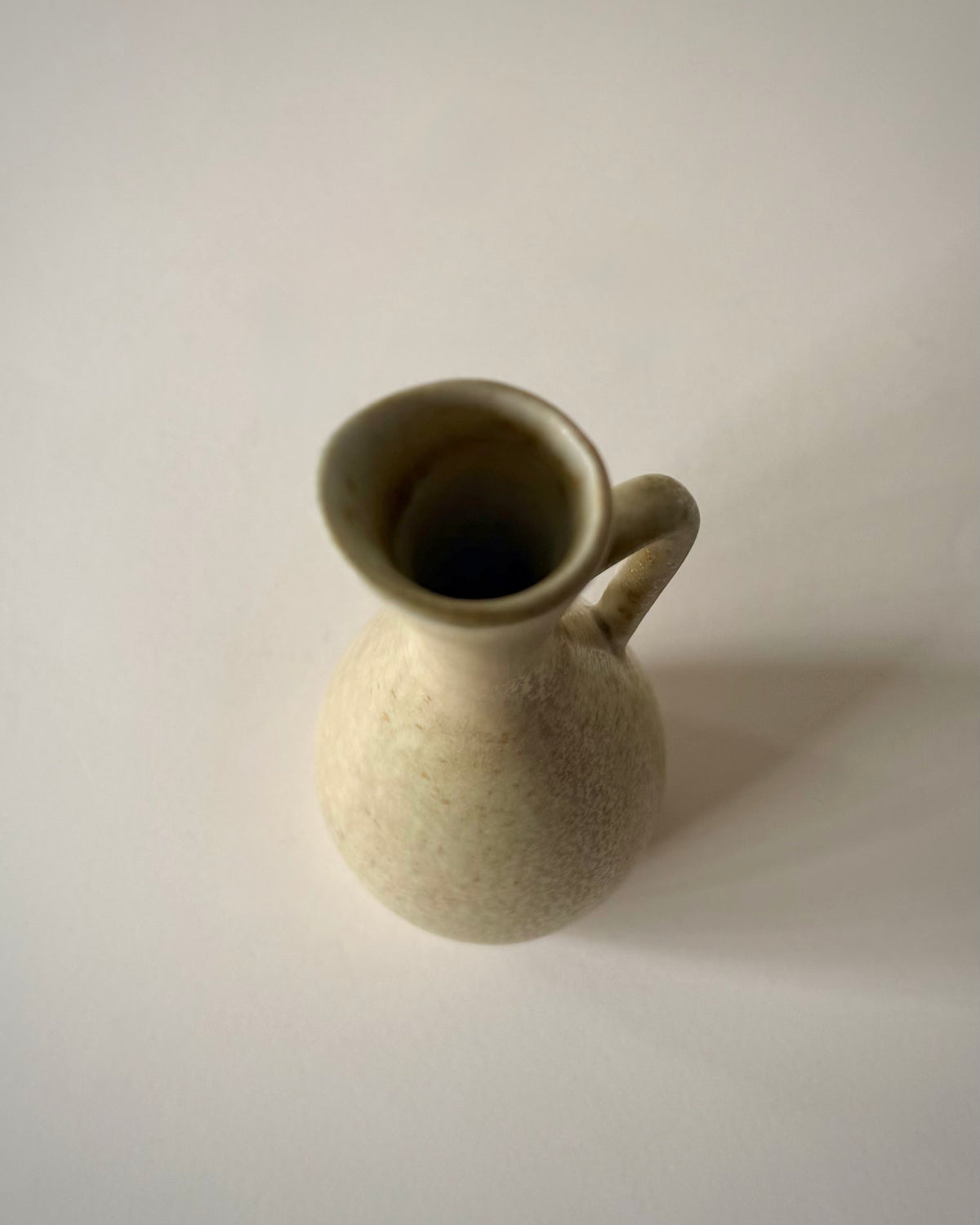 Rörstrand SYE stoneware vase by Carl-Harry Stålhane, front view with the handle in profile