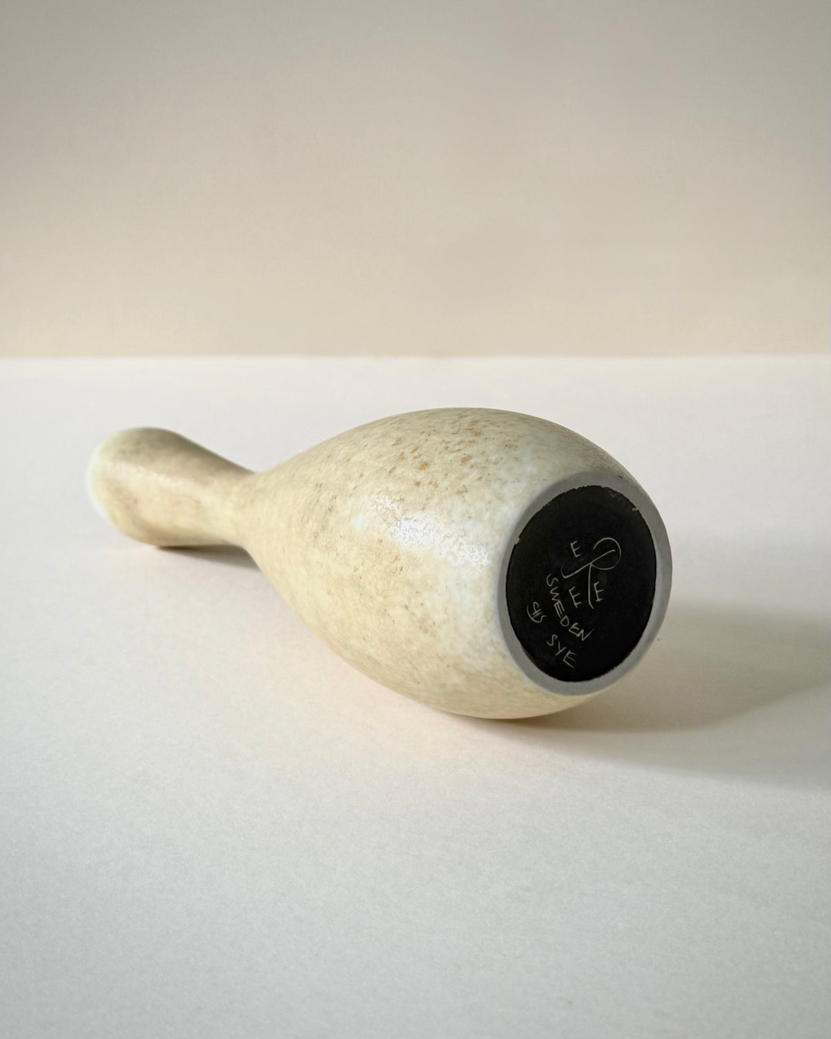 Rörstrand SYE stoneware vase by Carl-Harry Stålhane, side view showing the handle and the mottled glaze