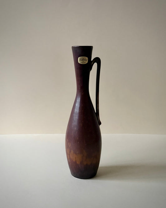 Rörstrand NSZ stoneware vase by Gunnar Nylund, front view showing its rounded body, slender neck and fine handle.