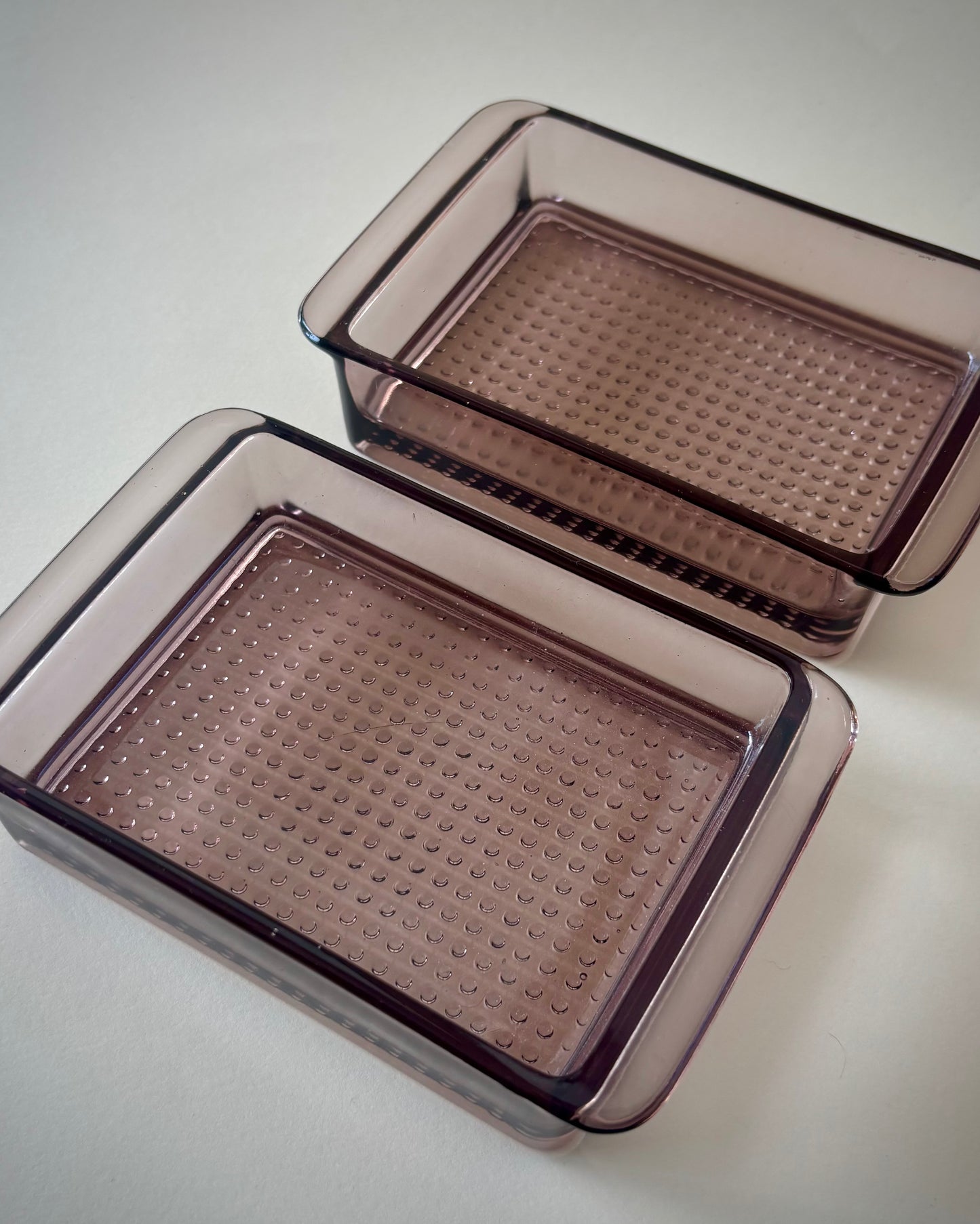 Bandeja de teca con dos cuencos de cristal rojo ahumado – Karl Holmberg Götene, Suecia