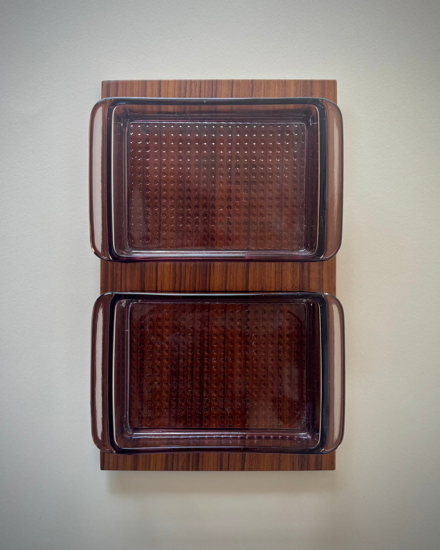 Bandeja de teca con dos cuencos de cristal rojo ahumado – Karl Holmberg Götene, Suecia