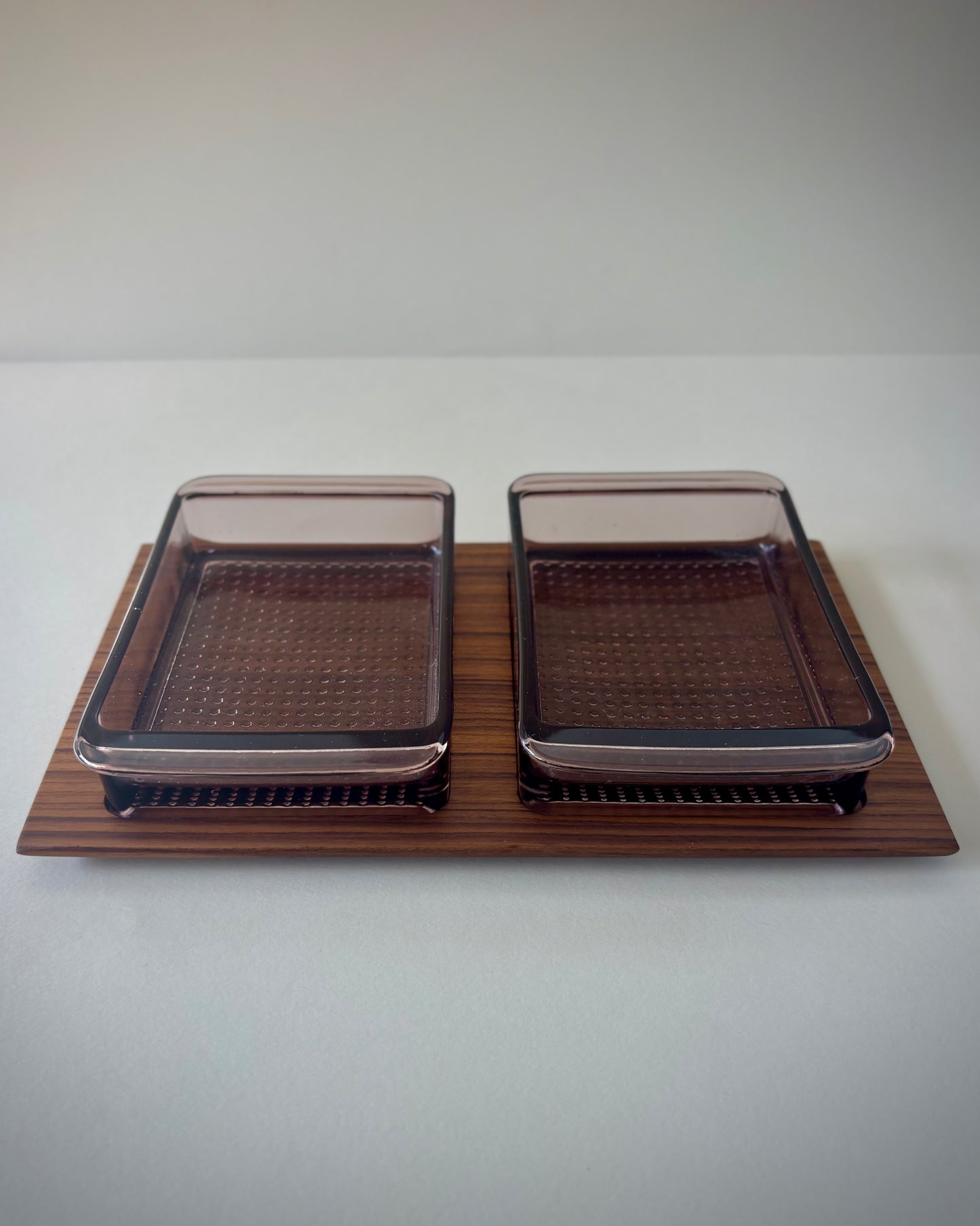 Bandeja de teca con dos cuencos de cristal rojo ahumado – Karl Holmberg Götene, Suecia