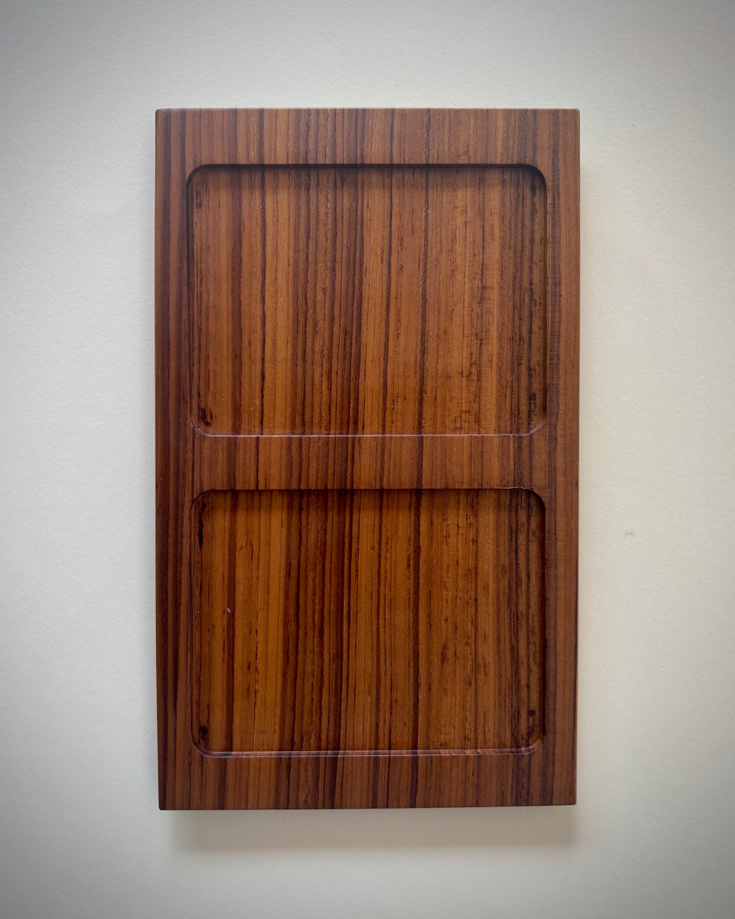 Bandeja de teca con dos cuencos de cristal rojo ahumado – Karl Holmberg Götene, Suecia