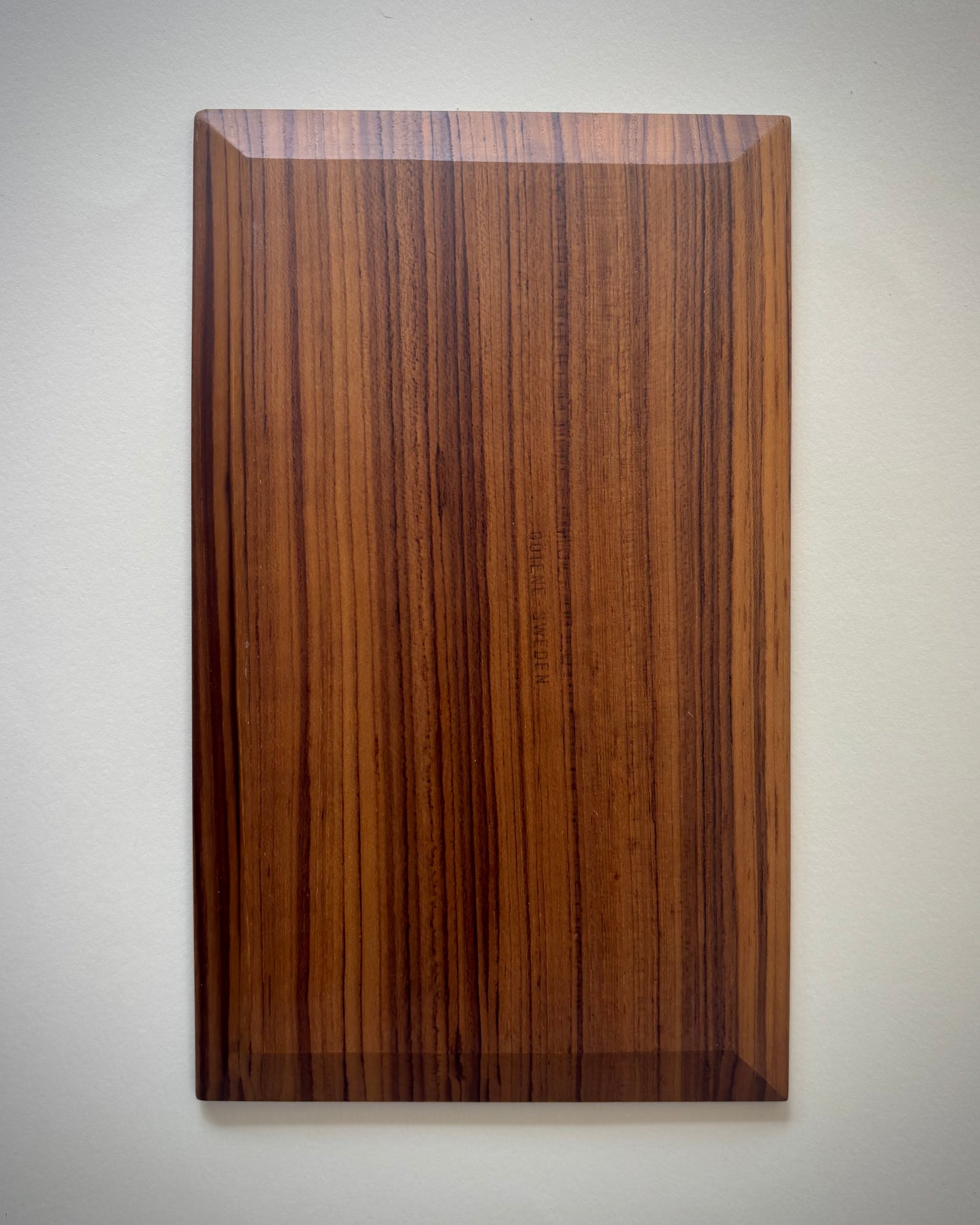 Bandeja de teca con dos cuencos de cristal rojo ahumado – Karl Holmberg Götene, Suecia