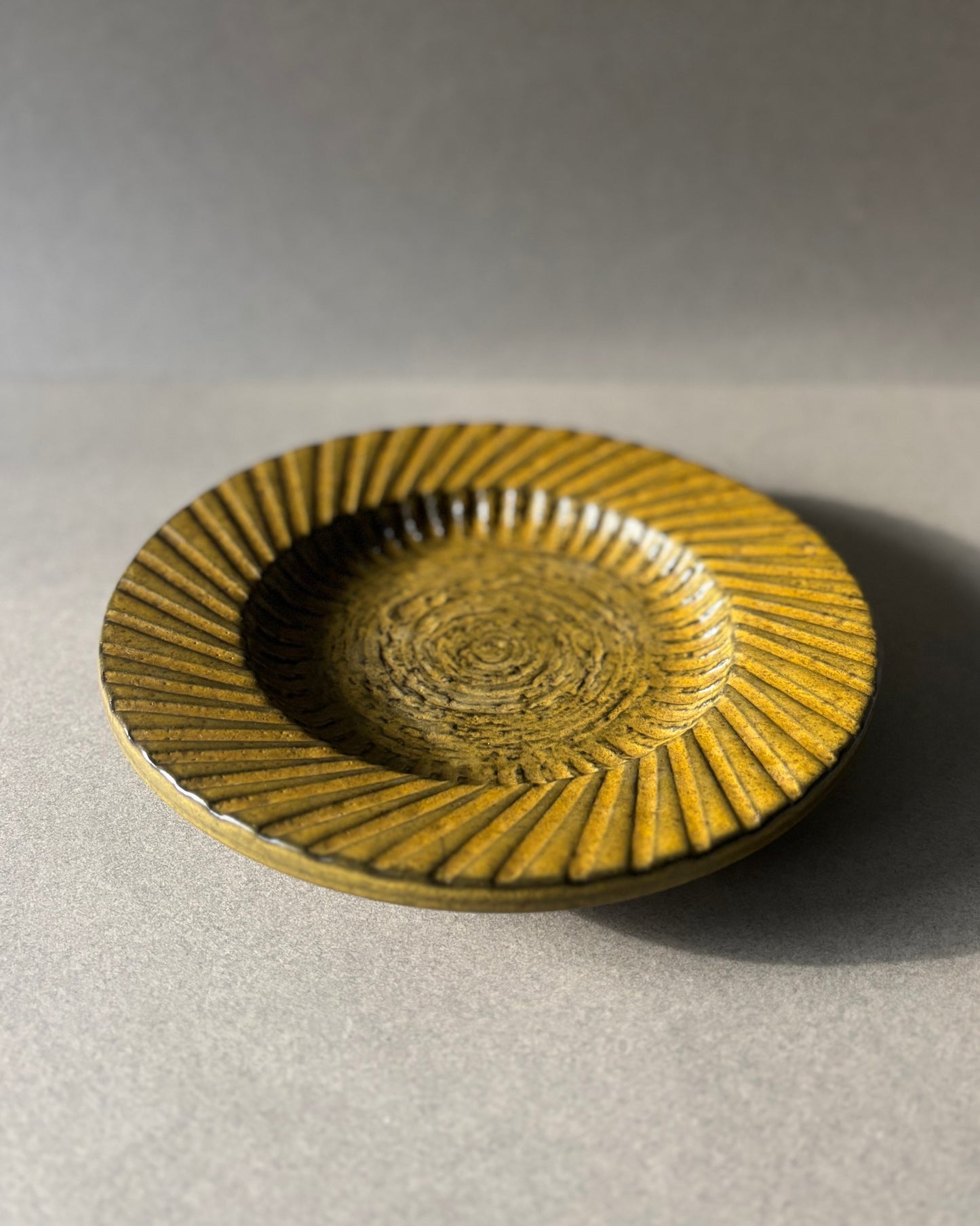 Placa Zig-Zag – Mari Simmulson para Upsala Ekeby, Suecia