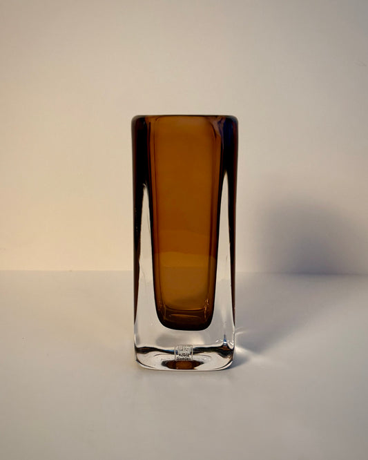 Kosta V. Lindstrand 41903 Sommerso-style glass vase, front view showing the reddish-brown core cased in clear glass and the Kosta Sweden sticker on the base