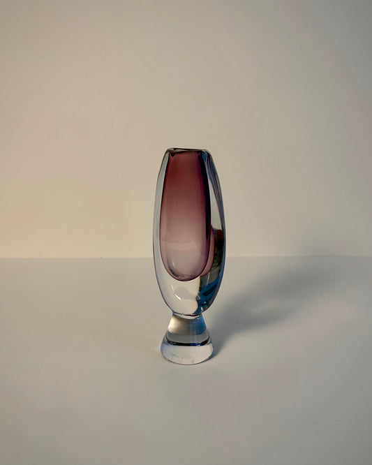 Kosta LH 1657/128 Sommerso glass vase by Vicke Lindstrand, front view with amethyst-purple core cased in clear glass and pedestal foot
